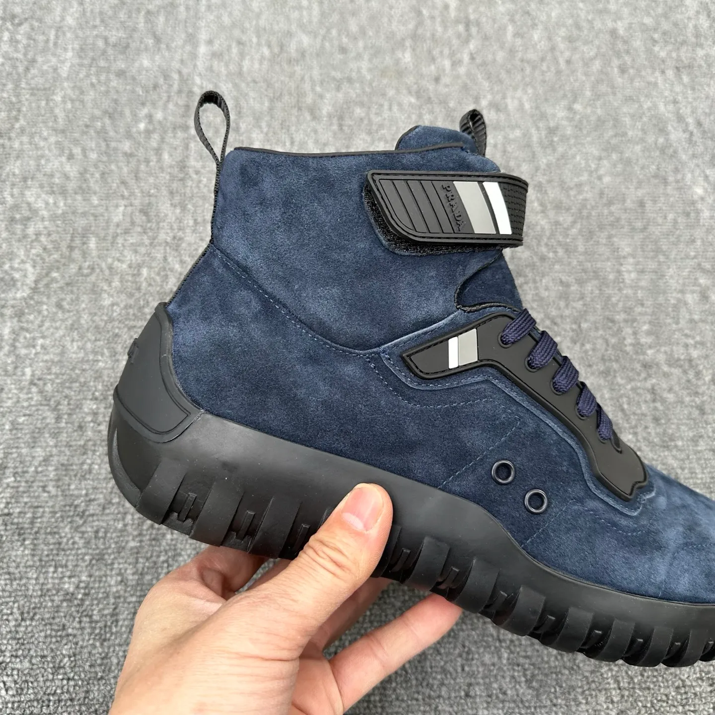 💰880 Prada/Prada’s new men’s spliced ​​casual sports boots! The shoe's exquisite stitching outlines a unique geometric texture, and contemporary lines and details reinterpret the classic sports style. The upper is made of ultra-official material, and the lining is full cowhide. It is lightweight, breathable, practical and versatile. The tongue is decorated with the Prada Milano logo, and the logo print is embellished with the laces. It is paired with a 2.5cm two-color rubber sole to create a comfortable wearing experience. Comes with full set of original packaging dust bag! Size: 39-40-41-42-43-44 (45 customized) standard leather shoe size Item number: 41274651